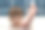 浴缸里露出皱巴巴的光脚。在浴室室内，年轻人正在洗澡脚的特写照片图片下载