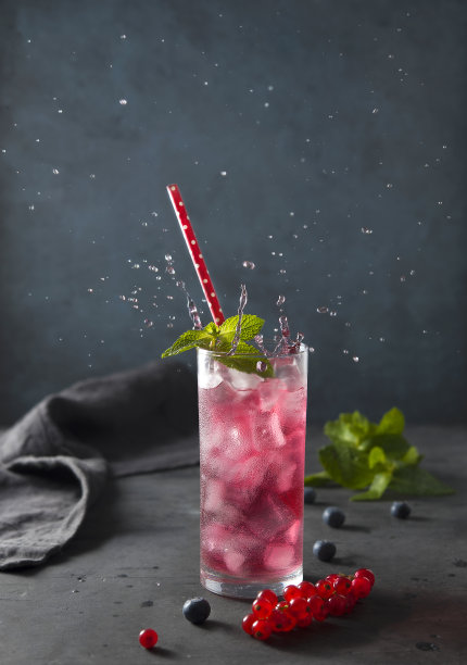 新鲜的冰浆果饮料，冰蓝莓，红醋栗和薄荷背景图片下载