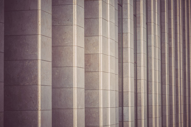 现代建筑立面的垂直柱子作为背景。红色的图片图片下载