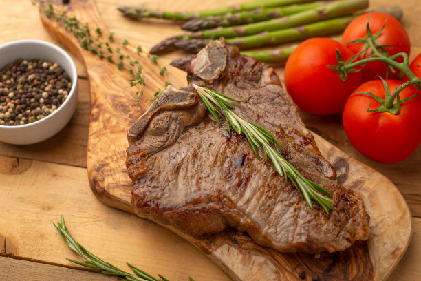 牛排与蔬菜在木背景，餐厅和酒店业务，菜单，自制食谱，烹饪背景，横向照片，横幅图片下载