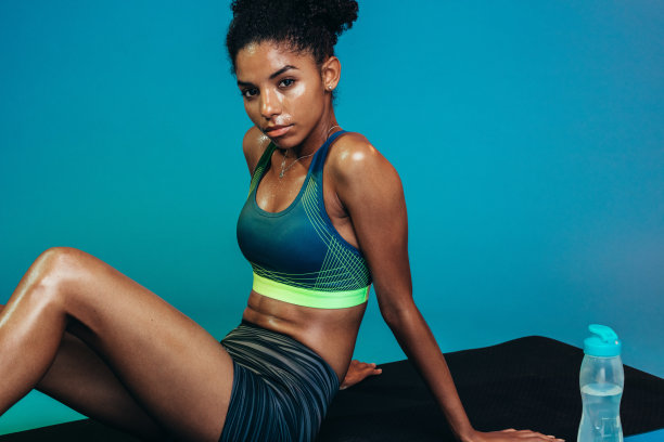 健身妇女在运动后休息图片下载