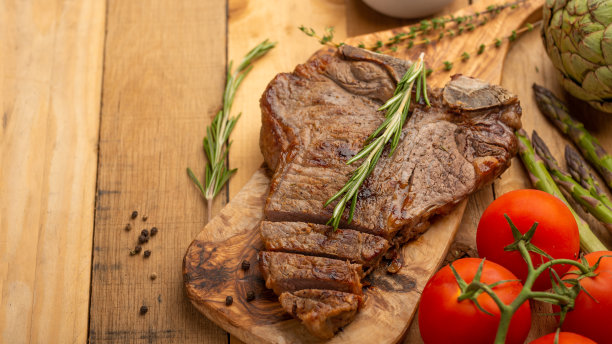 牛排与蔬菜在木背景，餐厅和酒店业务，菜单，自制食谱，烹饪背景，横向照片，横幅图片下载