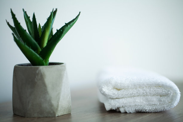 水疗中心。白色棉布毛巾用于水疗浴室。毛巾的概念。酒店和按摩院照片。纯洁和温柔。毛巾纺织图片下载