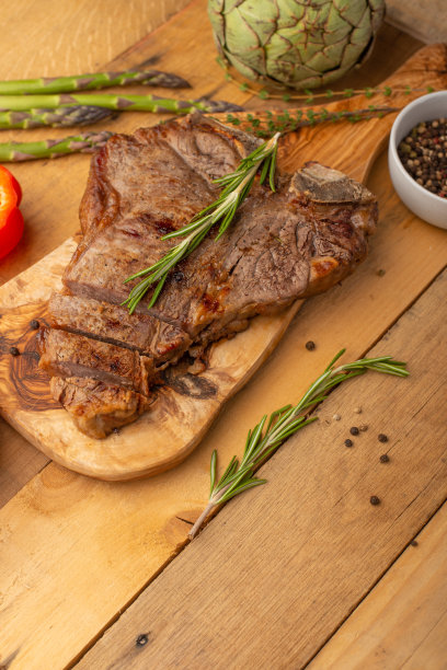 牛排与蔬菜在木背景，餐厅和酒店业务，菜单，自制食谱，烹饪背景，垂直照片，横幅图片下载