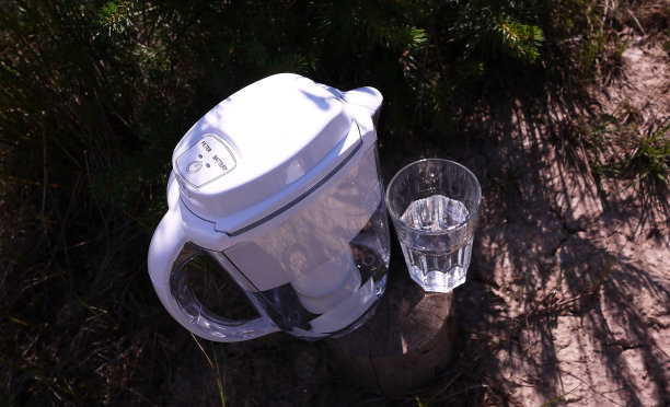 用来净化自来水的罐子。图片下载