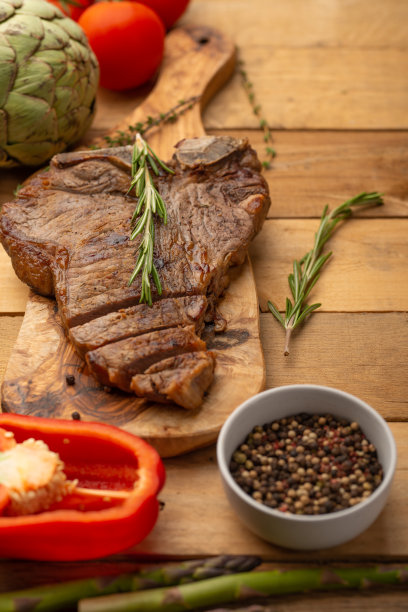 牛排与蔬菜在木背景，餐厅和酒店业务，菜单，自制食谱，烹饪背景，垂直照片，横幅图片下载