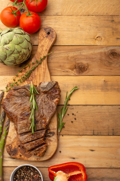 牛排与蔬菜在木背景，餐厅和酒店业务，菜单，自制食谱，烹饪背景，垂直照片，横幅图片下载