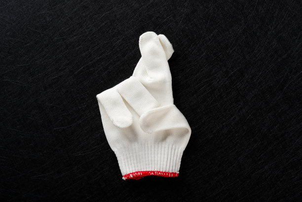 白色手套与手势手指交叉在黑色的背景图片下载