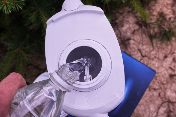 用于清洗自来水的过滤器。图片下载