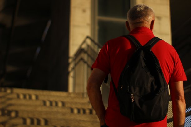 一个男人爬上楼梯图片下载