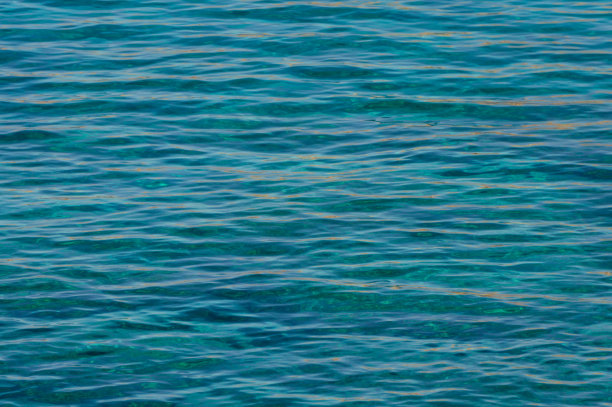 温暖的海水，绿宝石色与阳光的亮点图片下载