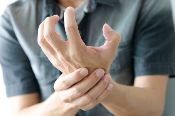 电脑使用者的手会对手指造成疼痛和伤害。从综合征，健康和物理概念图片下载