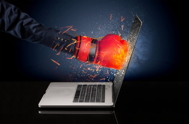 手臂强力撞击笔记本电脑屏幕图片下载