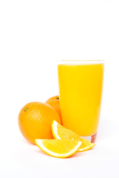 脐橙汁和橙片孤立在白色的背景图片下载