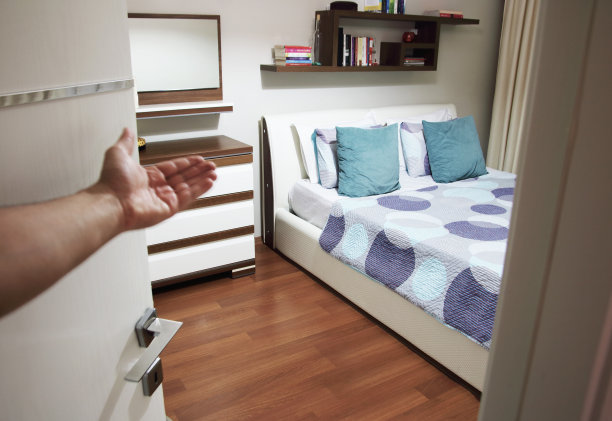 手展示卧室通过半开的门。图片下载