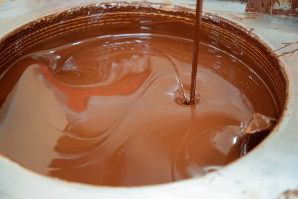 牛奶巧克力倒入混合机图片下载