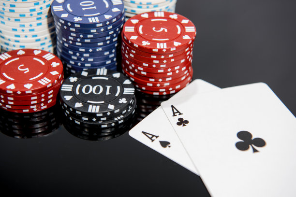 赌场抽象的照片。红色背景上的扑克游戏。主题的赌博。图片下载