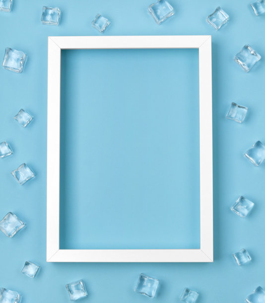 平铺模型与白色框架和冰块在蓝色的背景。图片下载