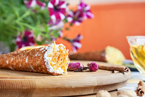 近距离享用橙汁奶油卷。意大利美食糕点。传统的意大利甜点与乳清干酪。有选择性的重点。西西里岛的糖果。复制空间设计。食物的照片,水平图片下载