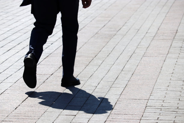 街上行人的剪影和影子图片下载