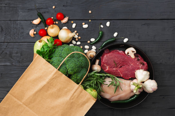 食品袋与健康食品木制背景俯视图图片下载