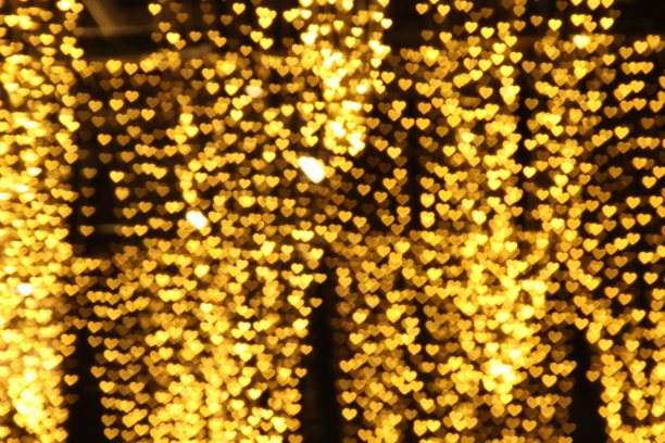 彩色灯饰bokeh白色为装饰情人夜背景壁纸模糊，爱情图片照明心形柔和的夜晚抽象图片下载