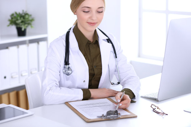 年轻女医生在医院看台式电脑显示器工作。医生控制用药史记录和检查结果。医疗保健理念图片下载