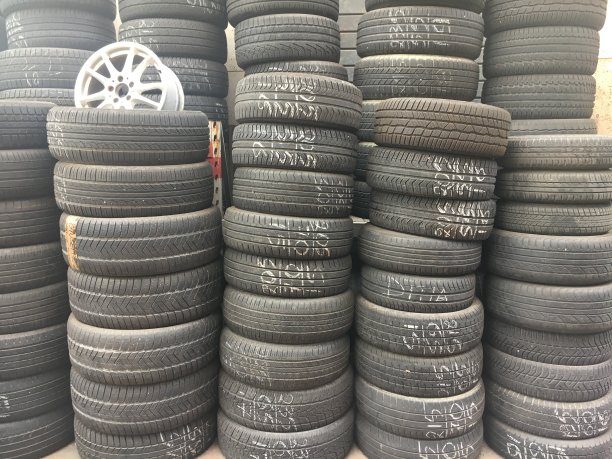 叠放汽车的旧轮子图片下载