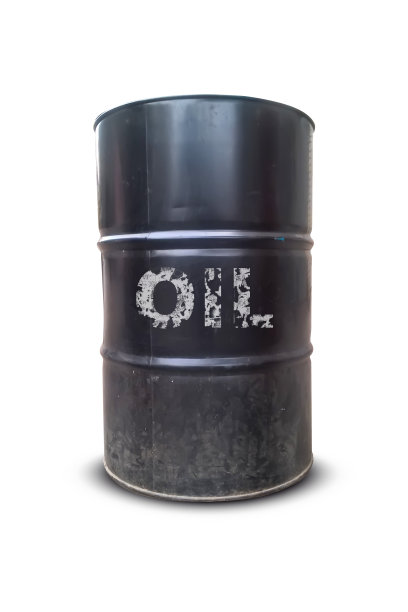 白色背景上孤立的旧油桶。空白现实黑油桶。图片下载