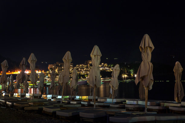 海边的伞在夜里图片下载