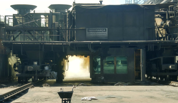 充煤车在白班生产图片下载