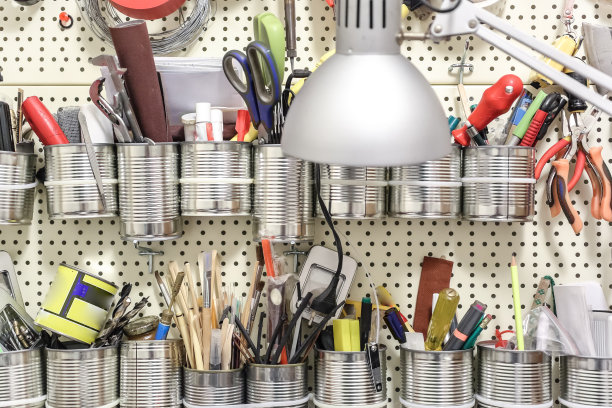 许多工具挂在墙上的工具面板上图片下载