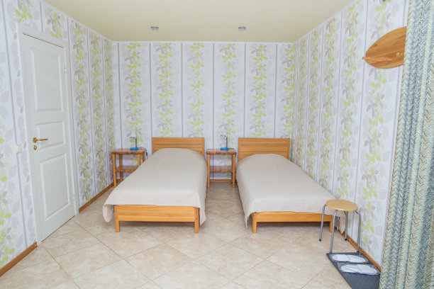 阿马特希姆斯市，拉脱维亚共和国。客房内有干净的床上用品和床。镇外的乡间别墅。旅行照片14。2019年6月图片下载