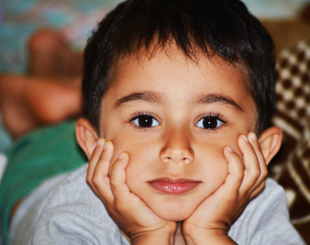 可爱的男孩躺着好奇地看着图片下载