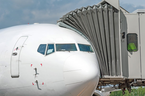 飞机在舷梯机场候机楼，近景。图片下载