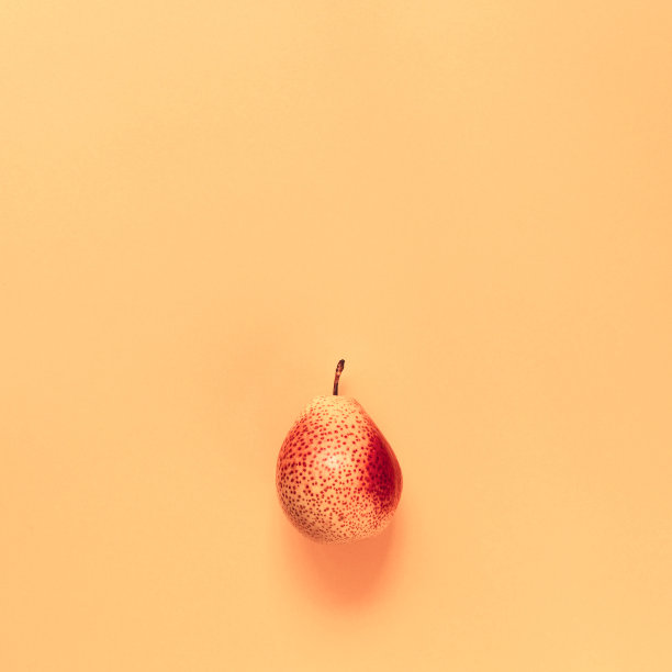 粉彩背景上的黄红梨子。图片下载