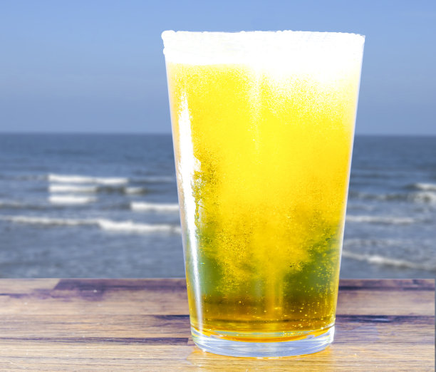 海滩上的冰啤酒图片下载