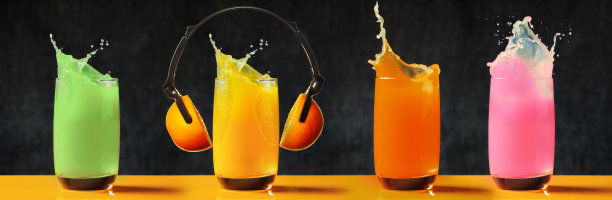 彩色的果汁杯和耳机图片下载