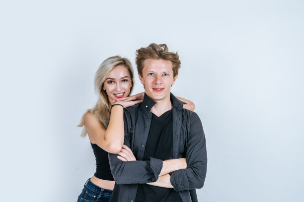 肖像幸福的年轻夫妇爱在一起与花在工作室图片下载