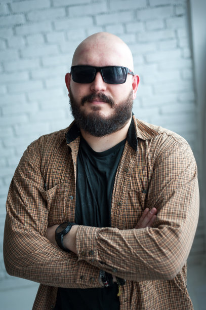 一个穿衬衫留着胡子的秃顶男人的肖像图片下载