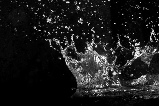 水花孤立的黑色背景图片下载