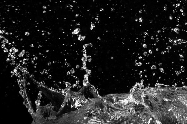 水花孤立的黑色背景图片下载