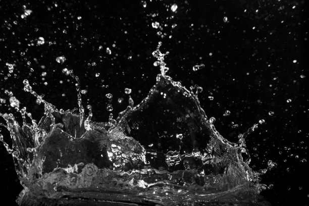 水花孤立的黑色背景图片下载