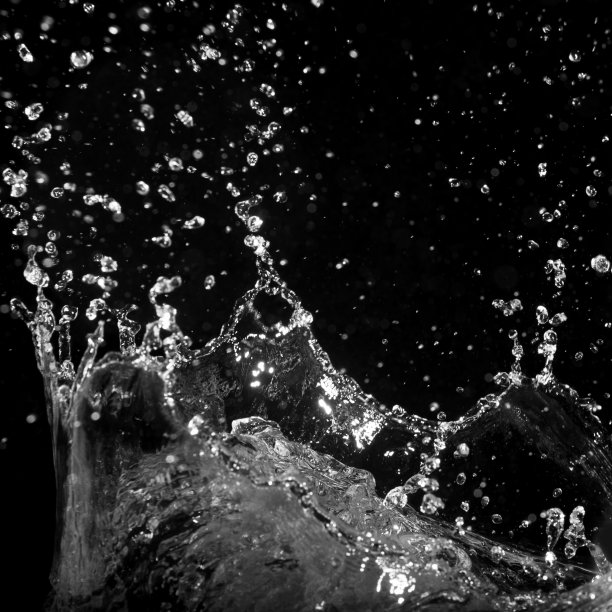 水花孤立的黑色背景图片下载
