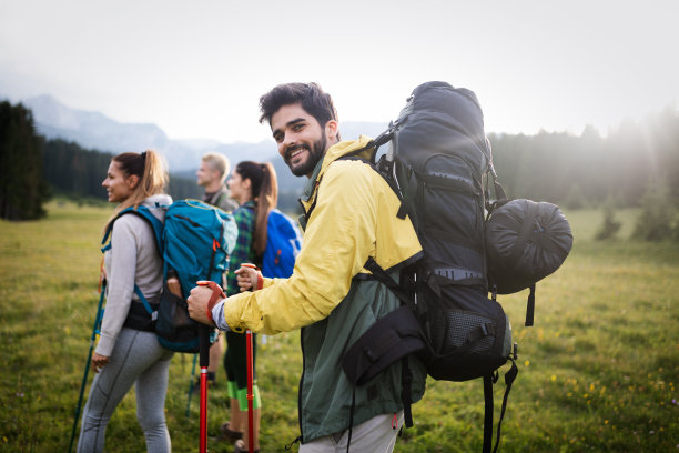 徒步旅行目的地体验冒险快乐生活理念图片下载