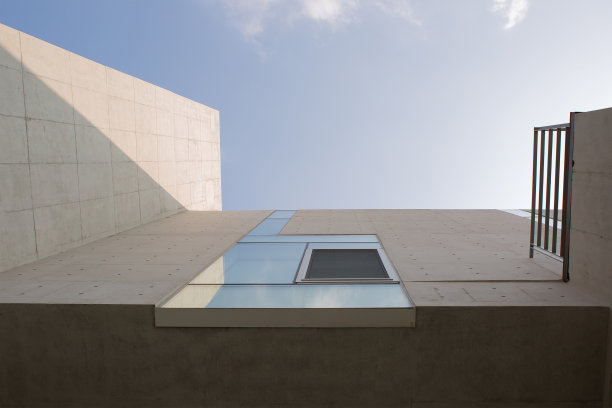 混凝土建筑物的几何外观。韩国坡州书城混凝土建筑的一部分。图片下载