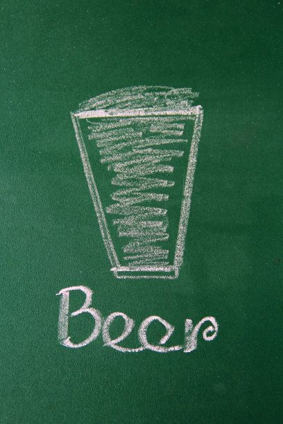 在绿板上画冷啤酒杯图片下载