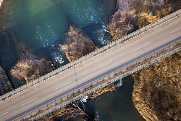 鸟瞰图上的白色桥在蓝色的水和多石的岛屿。图片下载
