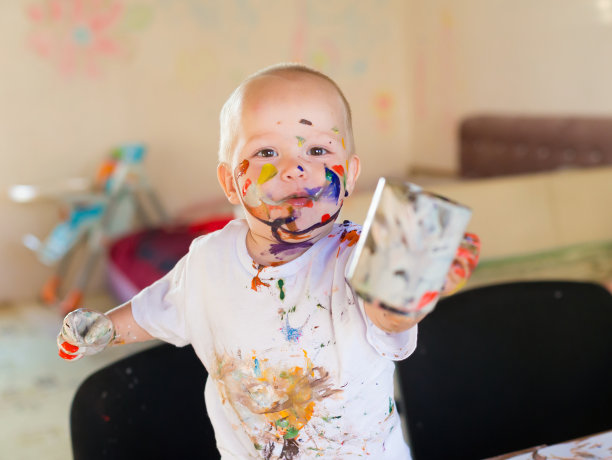 男孩被画，白色t恤，有趣图片下载