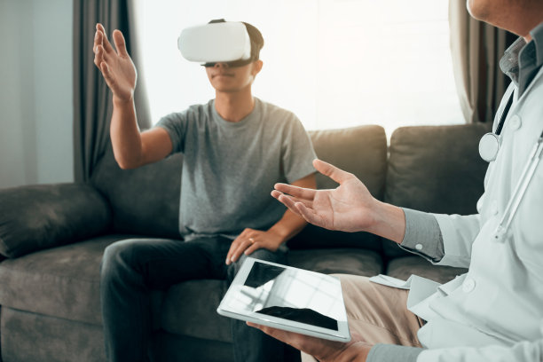 医生使用平板电脑将数据发送到虚拟现实眼镜显示的健康诊断，患者佩戴和分析在家里。图片下载